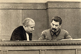 Khrushchev (a sinistra) e Stalin (a destra)